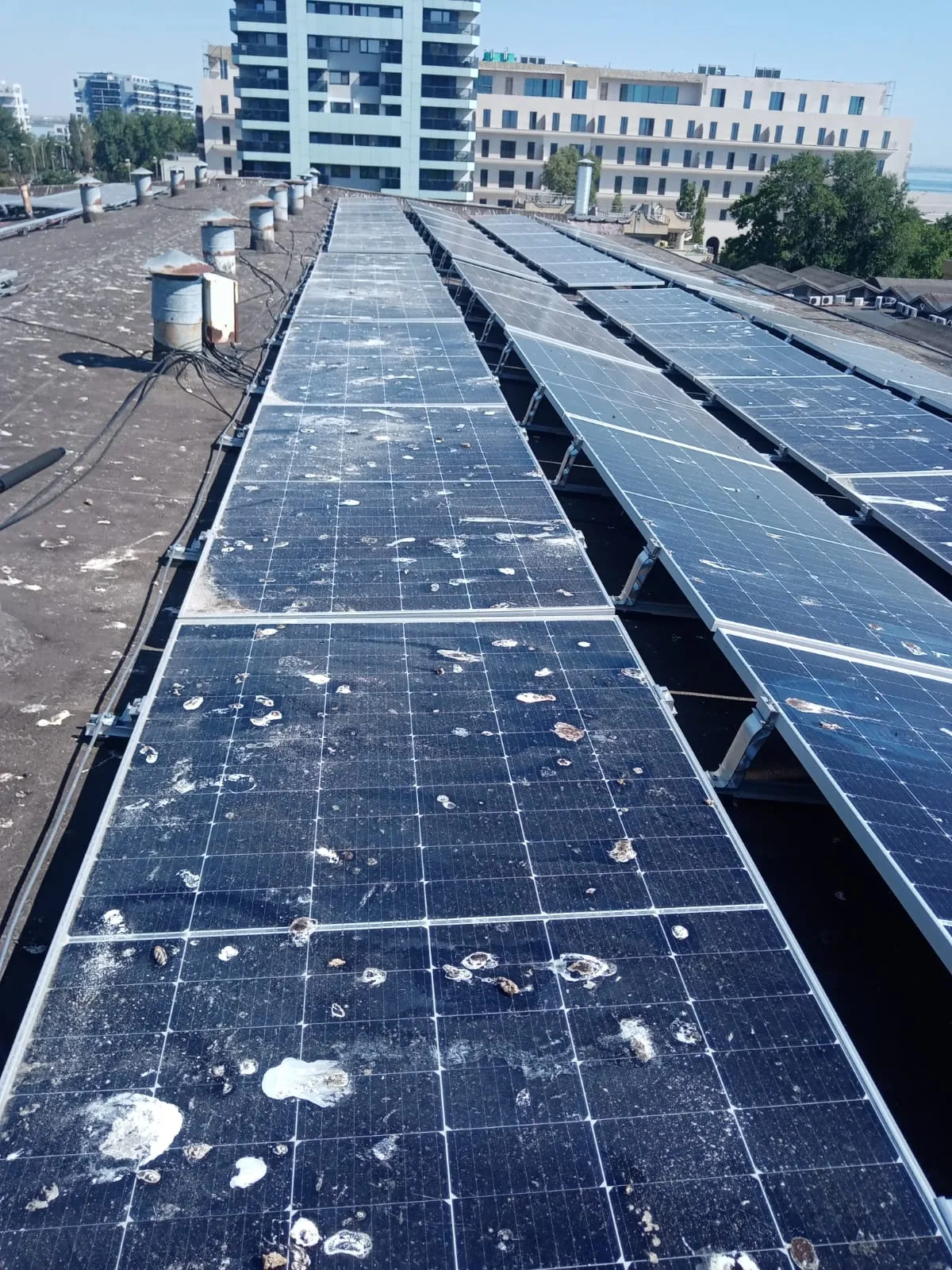 Spălare panouri cu apă demineralizată