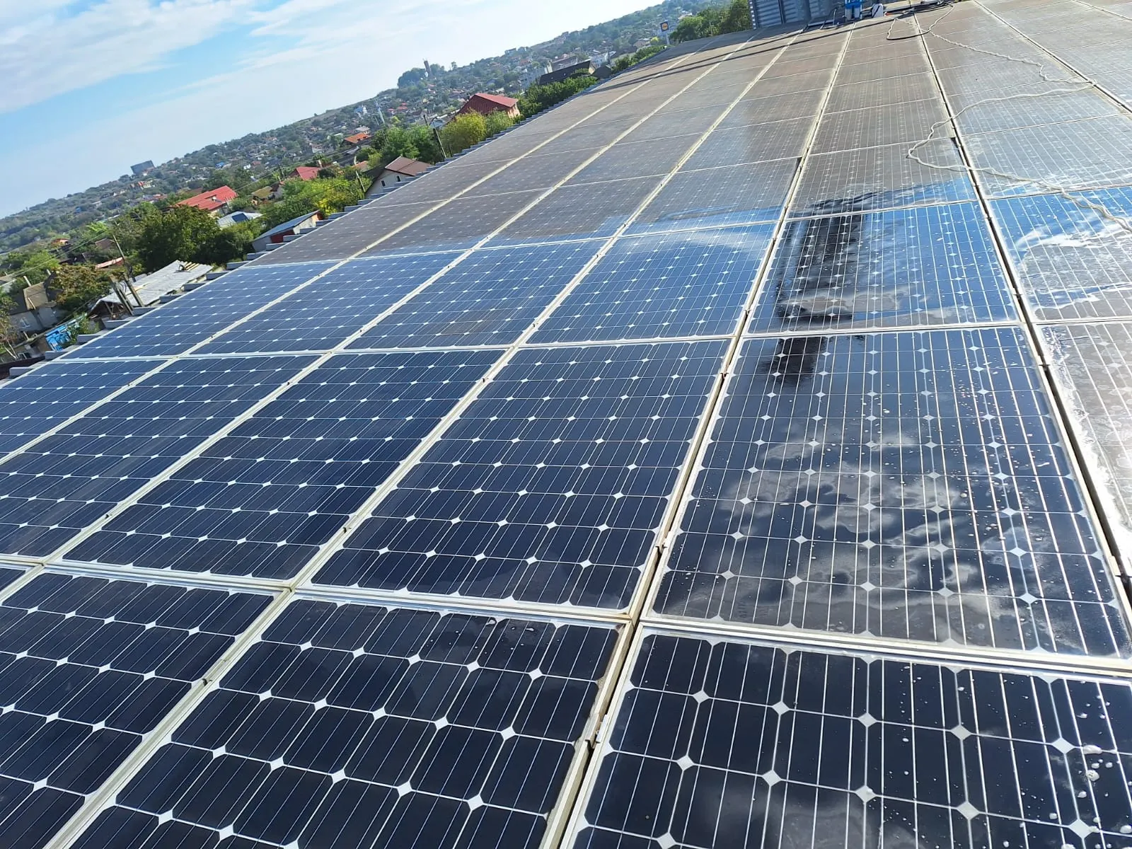 Curățare panouri fotovoltaice LORCLEAN