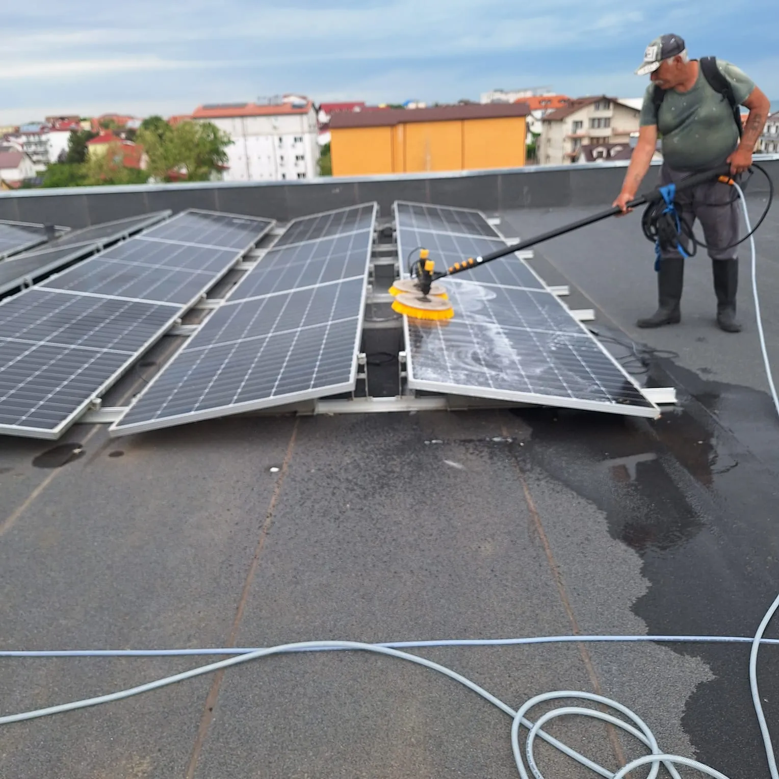 Spălare panouri fotovoltaice