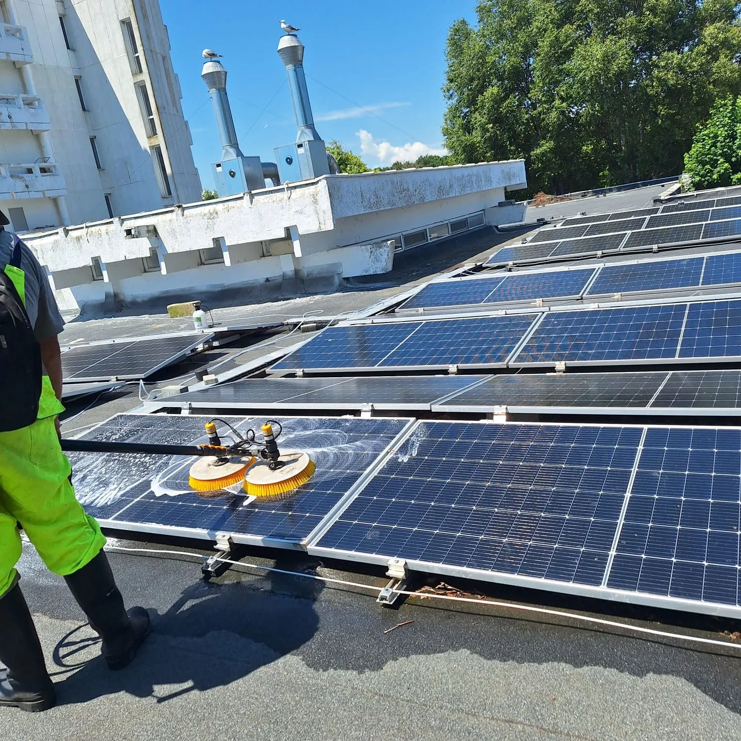 Spălare panouri fotovoltaice